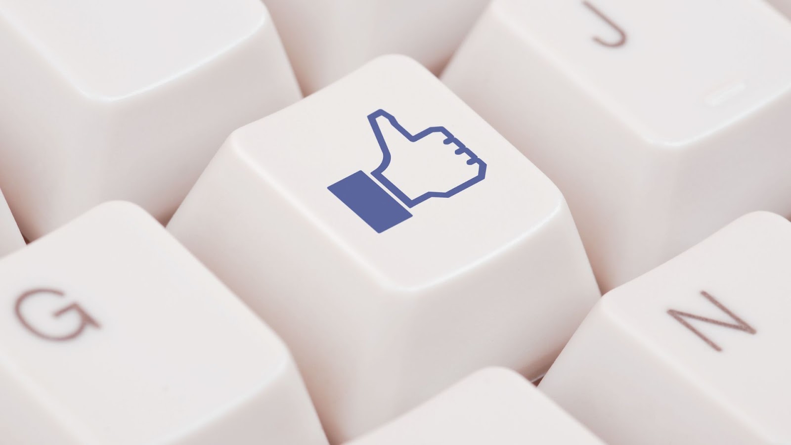 Knapp på tangentbord med Facebooks 'Like'-symbol